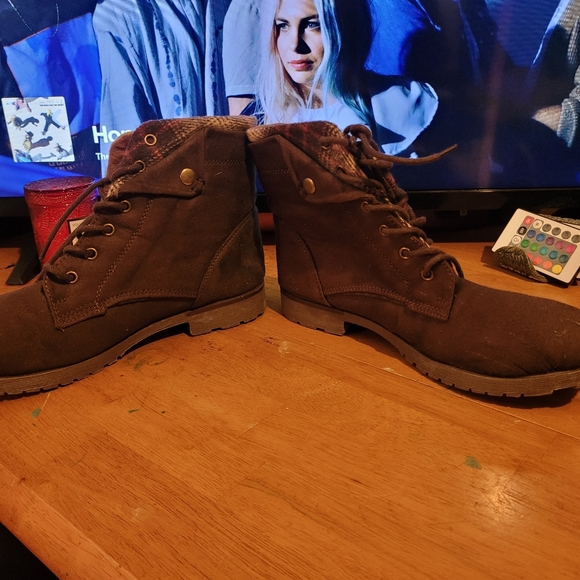 Plaid and brown boots - Picture 3 of 5